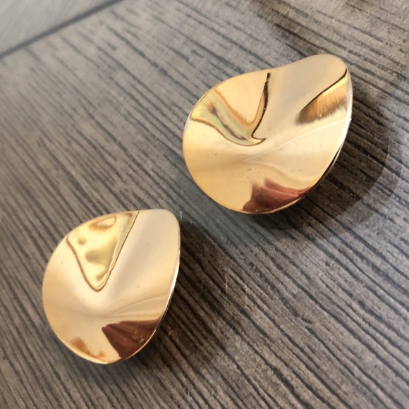 Vintage Goldtone Disc Earrings Modern Style Clip Earrings - Picture 3 of 12